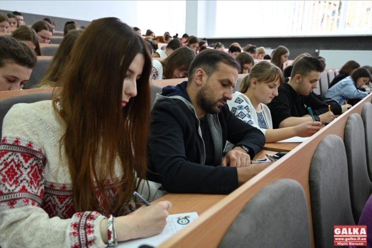 Знані люди Франківщини та молодь долучилися до національного диктанту єдності (ФОТО)