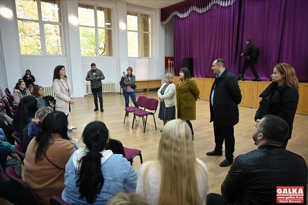 Скандал у 28 ліцеї: батьки дізналися про плани заселити в школу “волонтерів”, Марцінків відсторонив директорку (ФОТО)