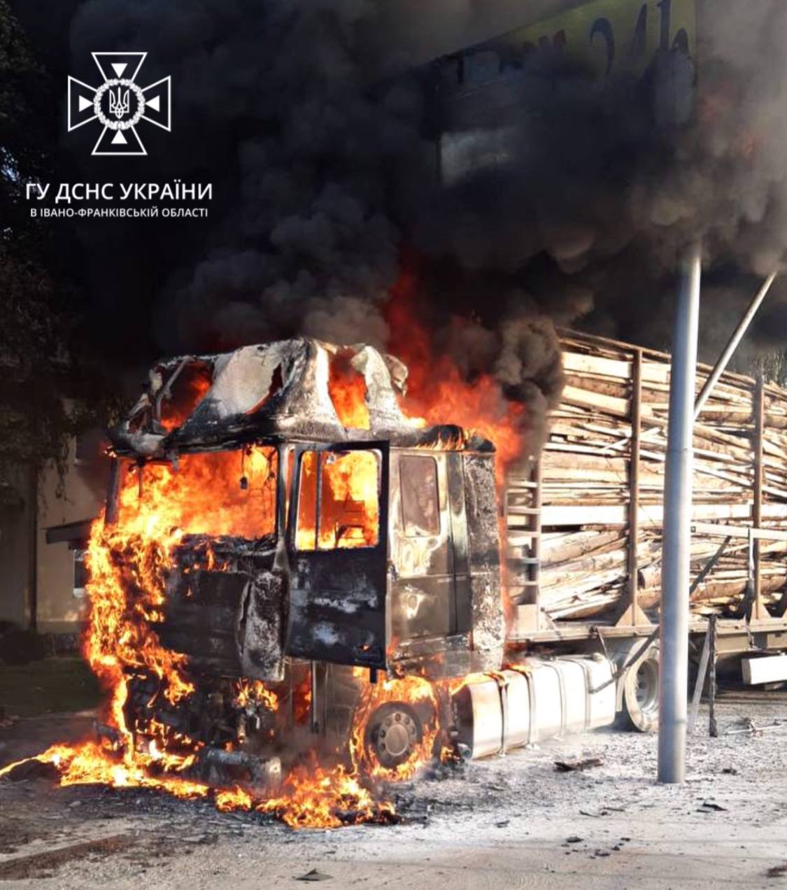 У Франківській громаді вщент згорів тягач вантажівки з деревом (ФОТО)