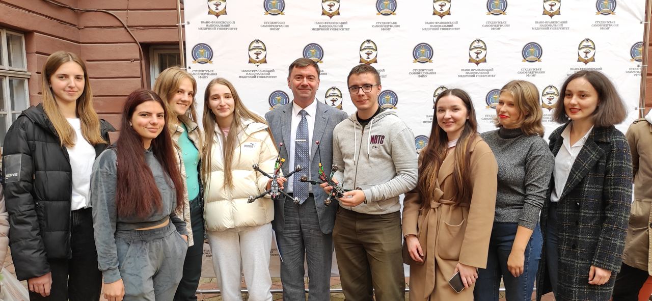 Студенти медуніверситету передали “едельвейсам” два дрони-камікадзе (ФОТО)