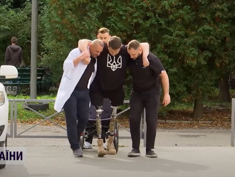 Штурмовик Вадим Федоров після втрати ніг заново вчиться ходити у Франківську (ФОТО, ВІДЕО)