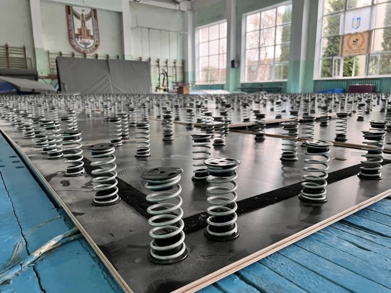 У франківській дитячій спортивній школі монтують новий гімнастичний килим за 2,2 млн грн (ФОТО) 