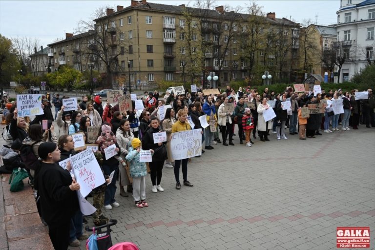 Бруківка не вартує життів: у Франківську громадськість вимагає у влади сконцентруватися на допомозі ЗСУ (ФОТО)
