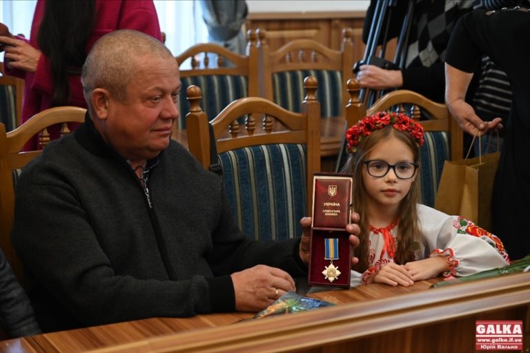 У Франківську рідним загиблих воїнів вручили посмертні нагороди “За мужність” (ФОТО)