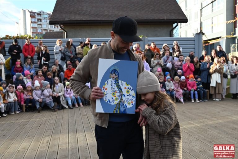 Аукціон та виступ оркестру “десятки”: франківська гімназія влаштувала масштабний ярмарок задля ЗСУ (ФОТО)