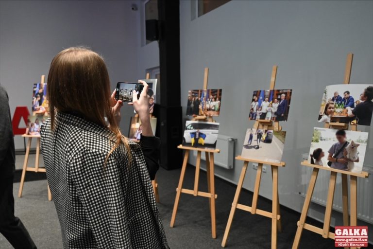 “Історія маленьких та великих українців”: у Франківську представили виставку світлин дітей та військовополонених, яких повернули на Батьківщину (ФОТО)