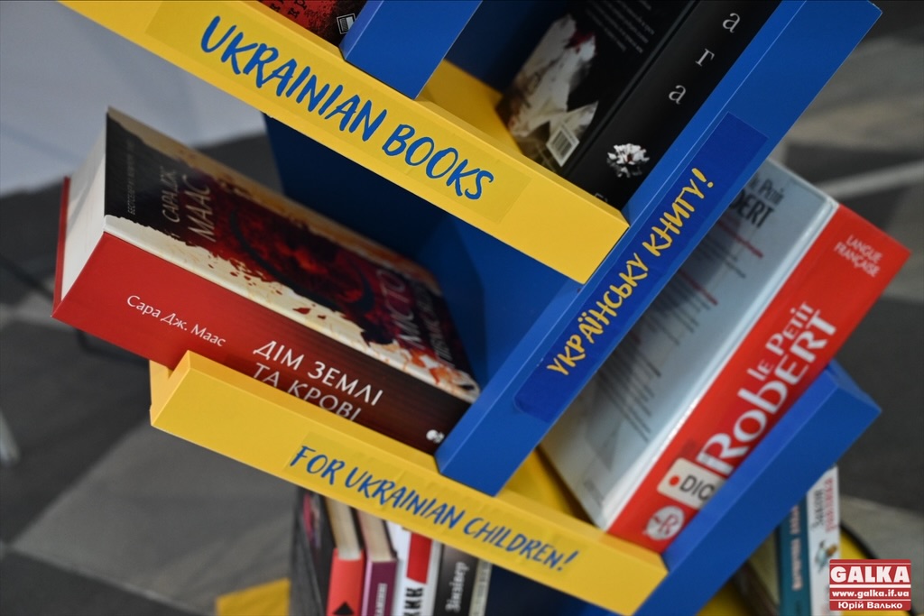 “Формування освіченої нації”: франківським студентам передали іноземну літературу (ФОТО)