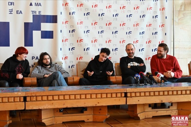 Про останню роль акторів: творці вистави для дорослих «Мертві без поховання» розповіли подробиці прем’єри (ФОТО)