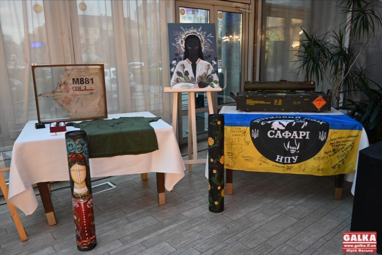 Пляшка вина з підписом Буданова: у Франківську на благодійному аукціоні збирають на евакуаційні дрони для захисників (ФОТО)