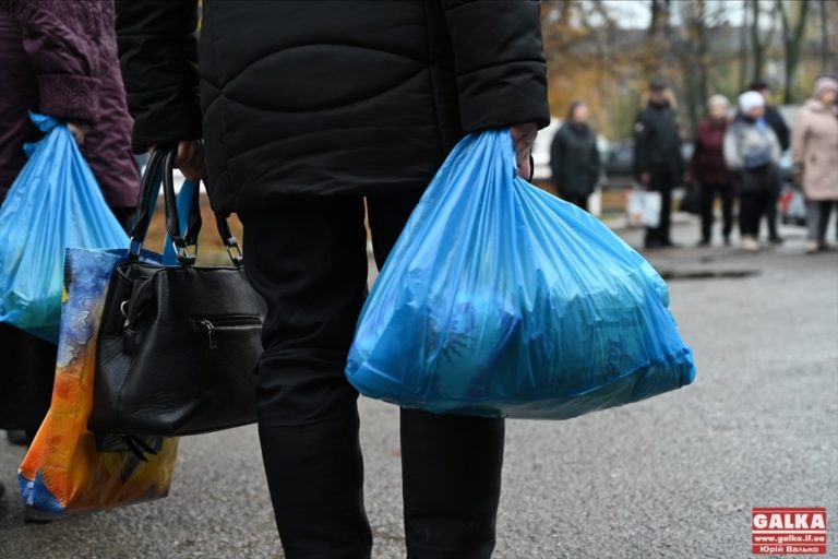 На стадіоні “Рух” роздають продуктові набори. Хто їх купив, хто роздає і до чого тут Марцінків? – фактчек Галки