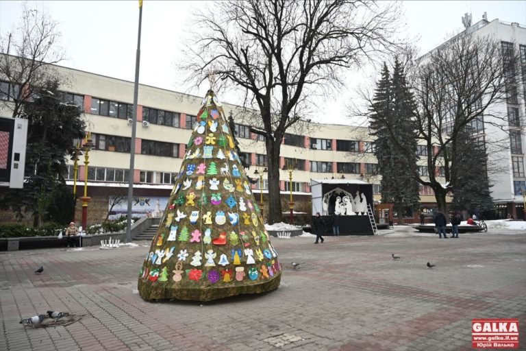 В Івано-Франківську встановили головну “Ялинку перемоги” (ФОТО)