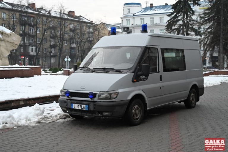 Автомобіль “швидкої”, тепловізори й маскувальні сітки передали прикарпатським воїнам (ФОТО)