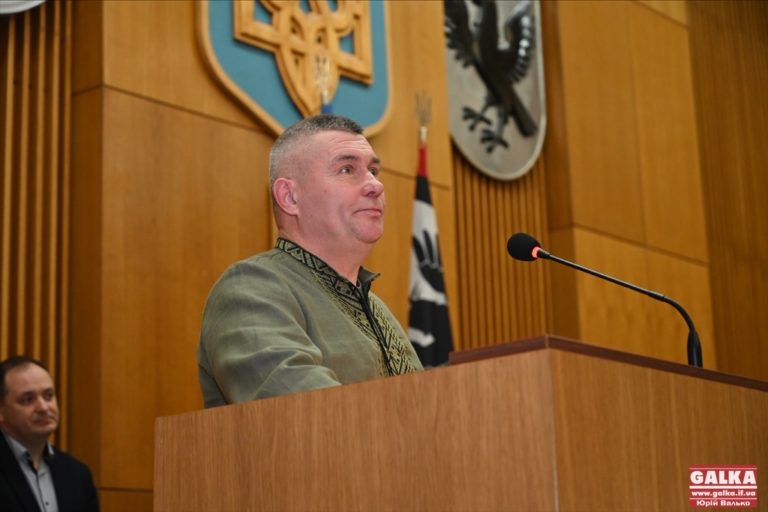 Ця відзнака – всьому героїчному гарнізону “Маріуполь”: у Франківську нагородили захисника “Азовсталі”, котрий пройшов полон (ФОТО)