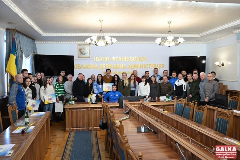 Найкращих спортсменів Прикарпаття нагородили грошовими сертифікатами (ФОТО)