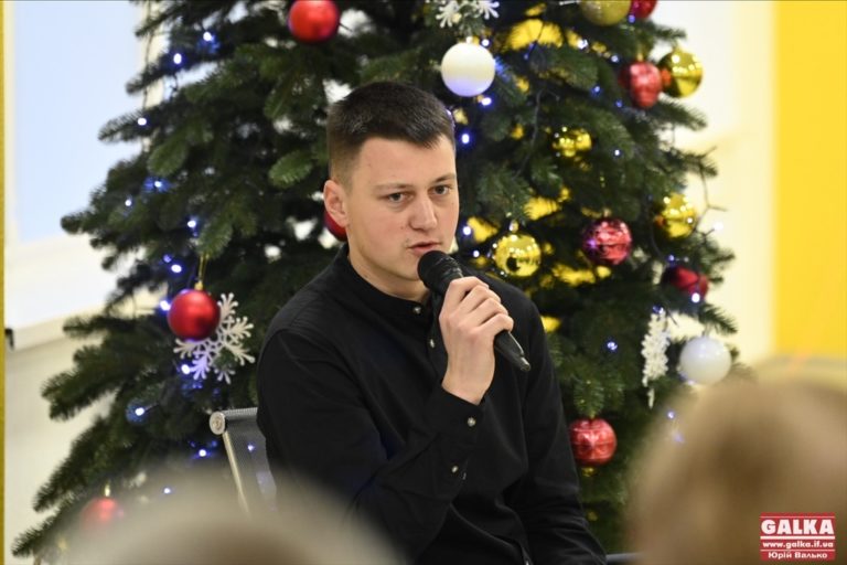 Поет-боєць Артур Дронь презентував у Франківську свою поетичну збірку “Тут були ми” (ФОТО)