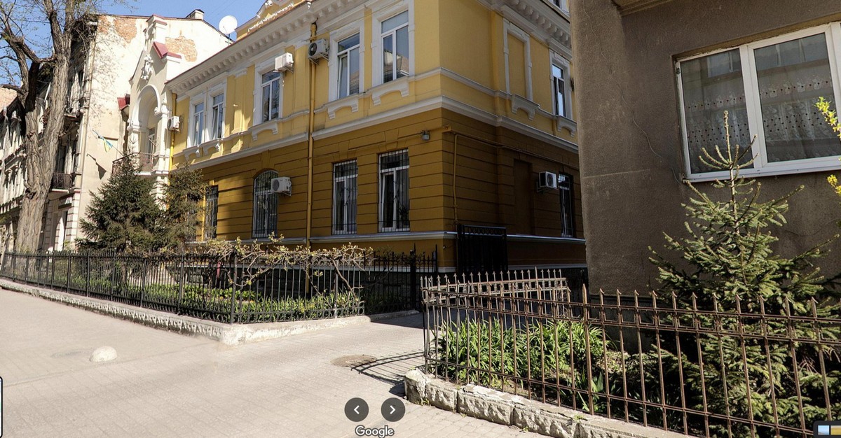 Франківська мерія встановить шлагбаум на в’їзді у двір прокуратури за 130 тисяч