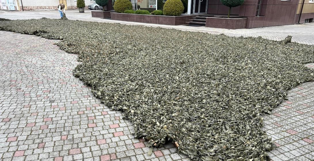 Прикарпатські енергетики сплели маскувальну сітку площею 152 квадратних метри (ФОТОФАКТ)