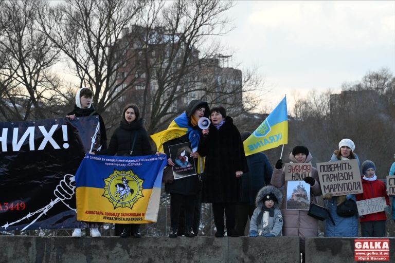 У Франківську створили “живий ланцюг єдності”, аби нагадати про полонених воїнів (ФОТО, ВІДЕО)