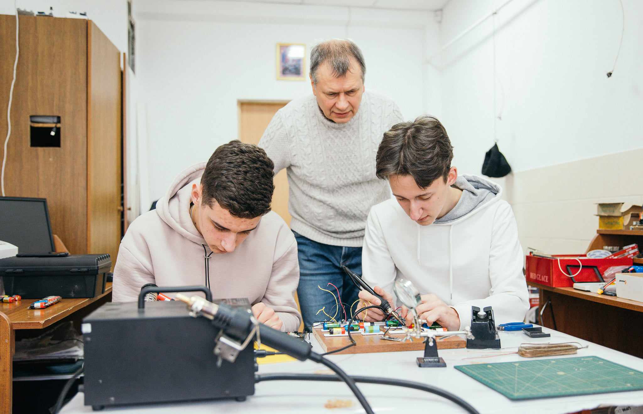 Як франківські студенти з електронних сигарет павербанки для захисників роблять (ФОТО)