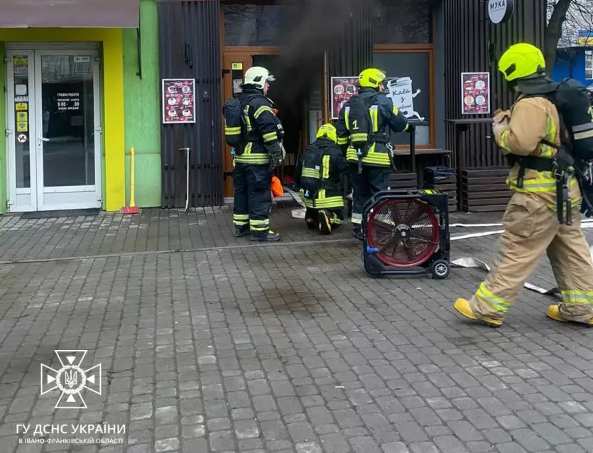 У Франківську пожежники врятували магазин, в якому загорівся холодильник (ФОТО)
