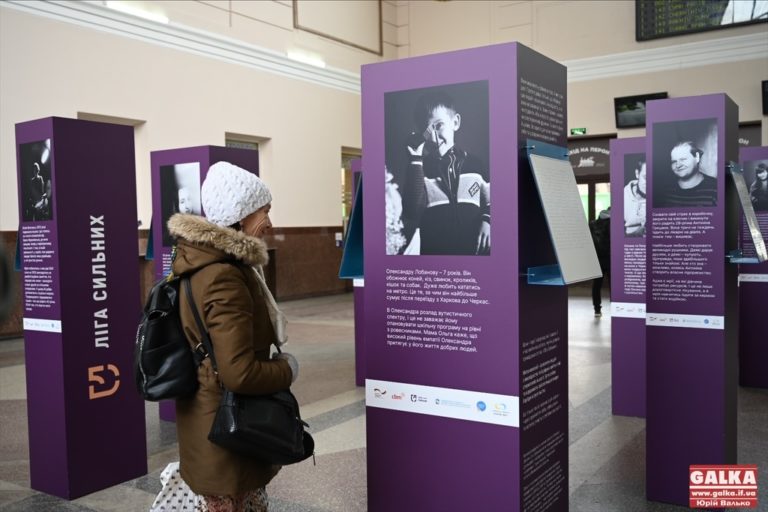 “Час вийти на світло”: в Івано-Франківську відкрили фотовиставку про людей з інвалідністю (ФОТО) 