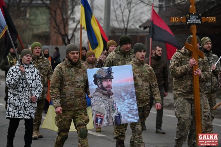 Сотні франківців провели в останню путь воїна Романа Корнуту (ФОТО)