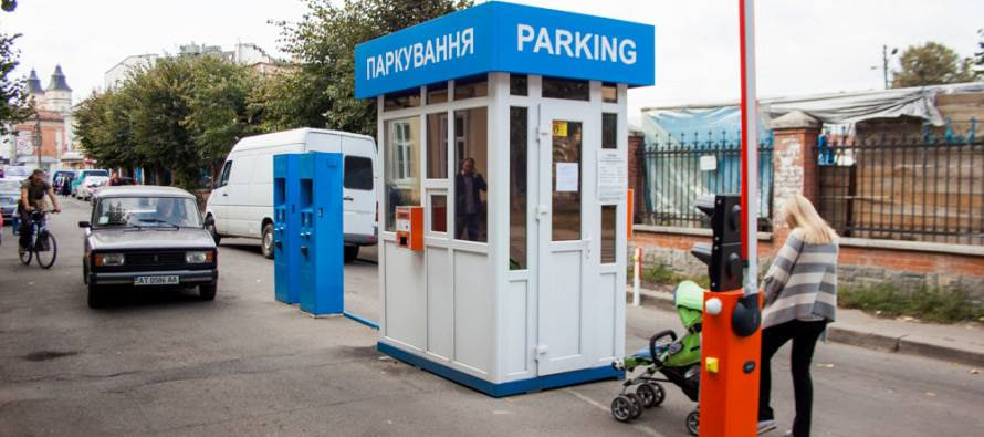 Міськрада виграла справу щодо паркування біля Ратуші. Але судова тяганина триває