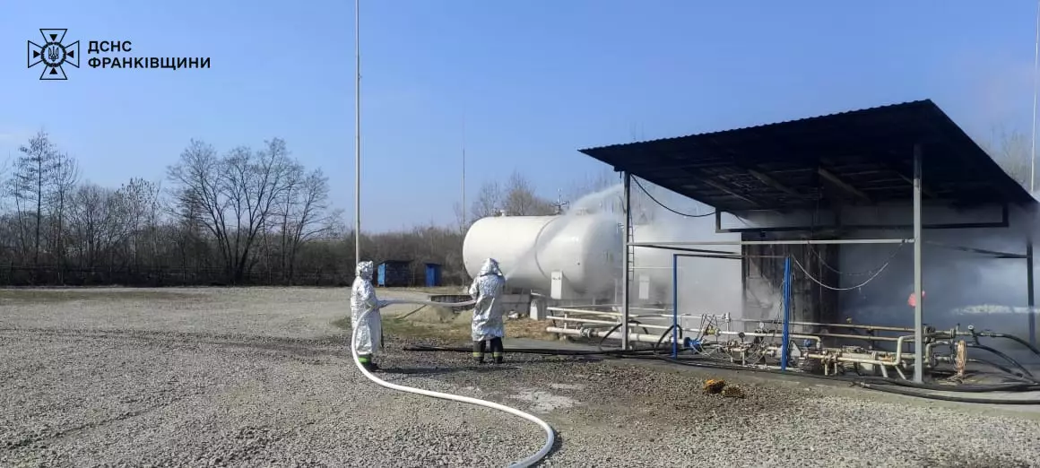 У Хриплині на пожежі постраждав чоловік: горів газ з трубопроводу (ФОТОФАКТ)