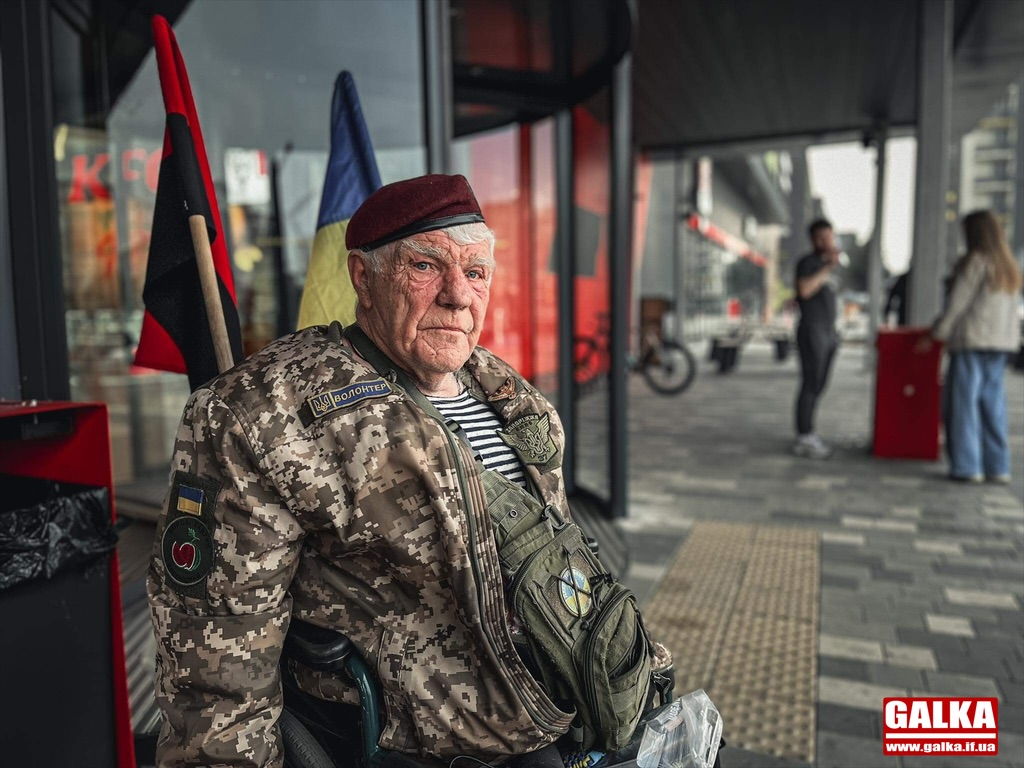 “Сніг, дощ, холод, спека не впливають, бо потрібно працювать!” — відомий волонтер дядя Гріша приїхав в Івано-Франківськ (ФОТО)
