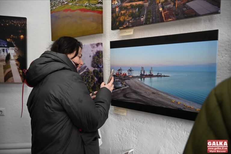 “Мій Маріуполь та світ довкола”: в Івано-Франківську відкрили виставку військового з Коломиї (ФОТО)