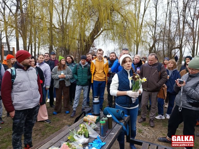 “Не варто шукати Бога у бетоні”: франківці вийшли на протестний пікнік біля будівництва нової церкви (ФОТО)
