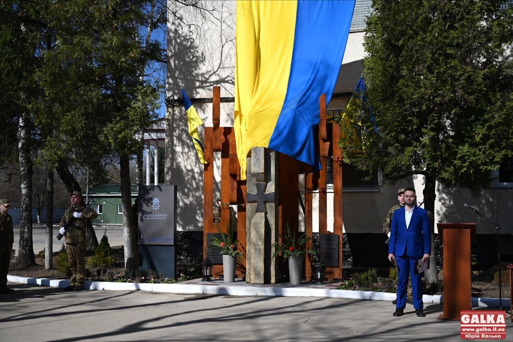 У Франківську відкрили стелу пам’яті загиблим нацгвардійцям і посмертно нагородили їх орденами “За мужність”(ФОТО)