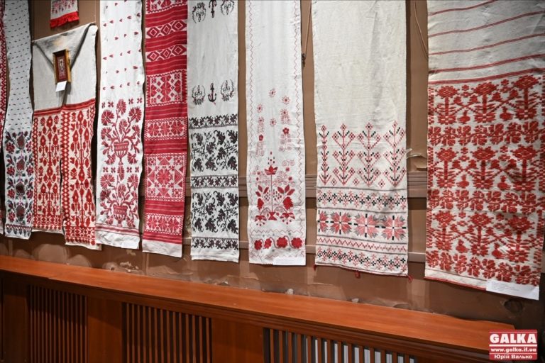 Понад 100 екземплярів: франківців кличуть на виставку старовинних рушників