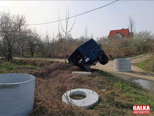 Завис у повітрі: у Франківську позашляховик застряг у кюветі (ФОТО З МІСЦЯ)
