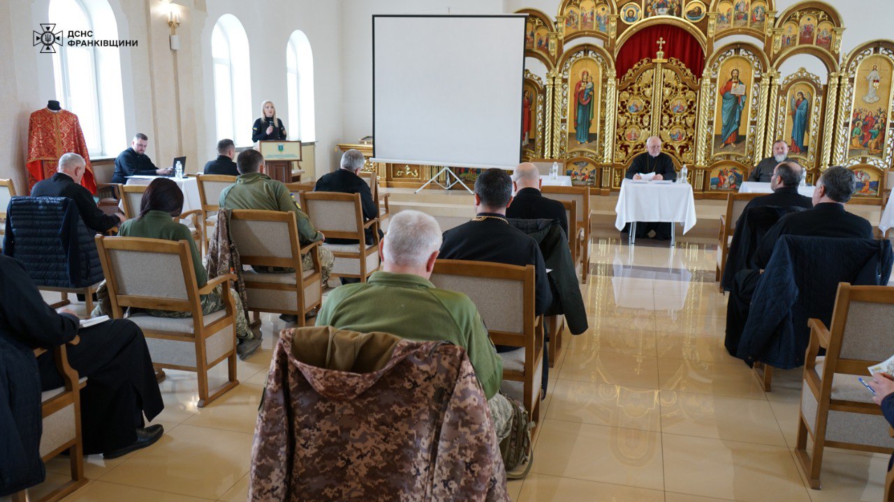 На Прикарпатті рятувальники через священників закликатимуть людей не палити траву (ФОТО)