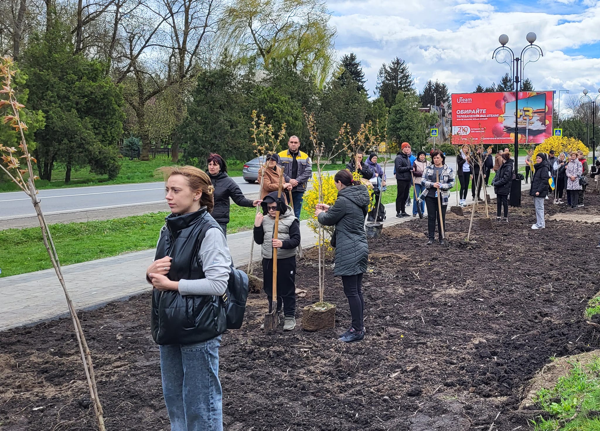 У Бурштині висадили алею сакур у пам’ять про загиблих захисників (ФОТО)