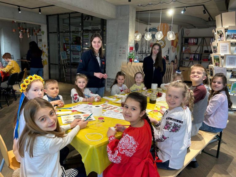 Писанкарство та декорування пасок: у Франківську дітей кличуть на благодійні майстеркласи до Великодня (ФОТО)