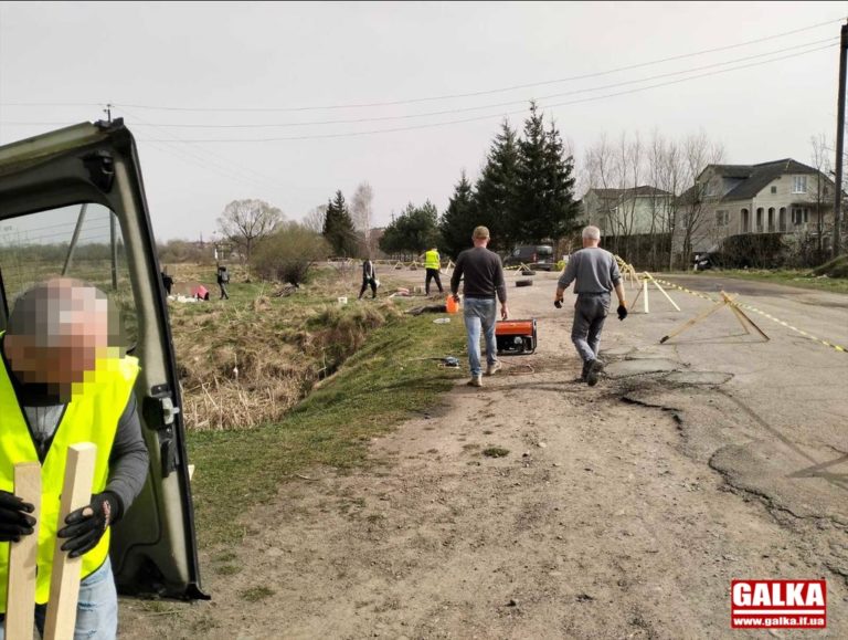 Скинулися на дорогу: на Рожнятівщині люди самотужки ремонтують автошлях (ФОТО)