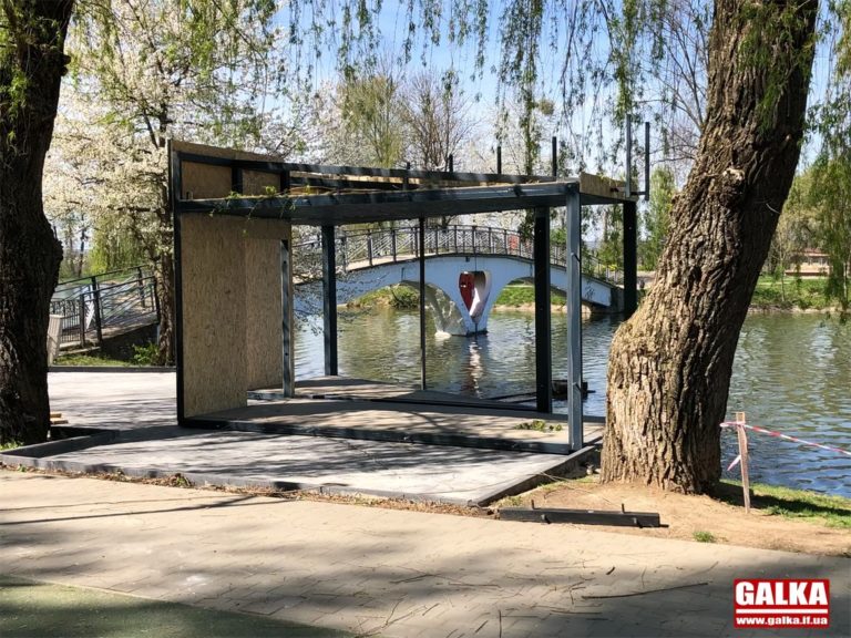 На міському озері Франківська встановлюють МАФ (ФОТО)