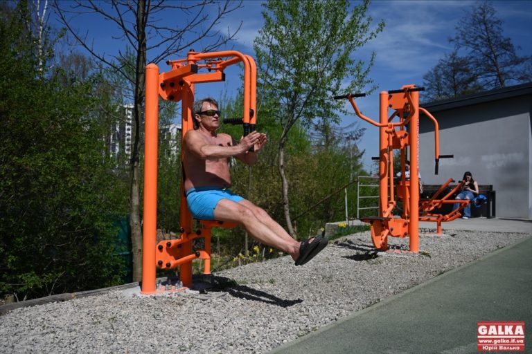 Тенісисти встановили на міському озері у Франківську п‘ять антивандальних тренажерів (ФОТО)