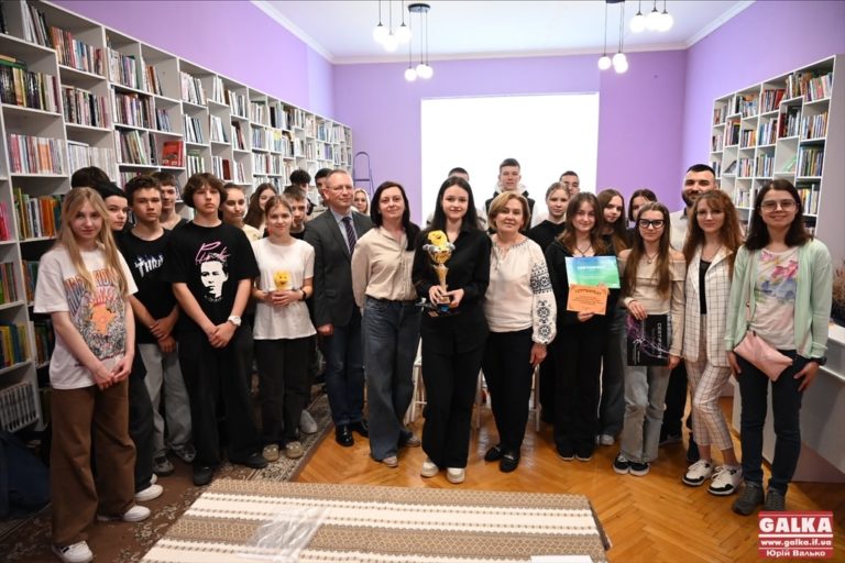 “Знання історії — це інвестиція в майбутнє”: у Франківську нагородили переможців квесту “Охоронець вулиць Старого Станіслава” (ФОТО)