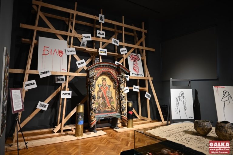 “Слова, які набули змісту”: Нікіта Тітов презентував нову виставку в Івано-Франківську (ФОТО)
