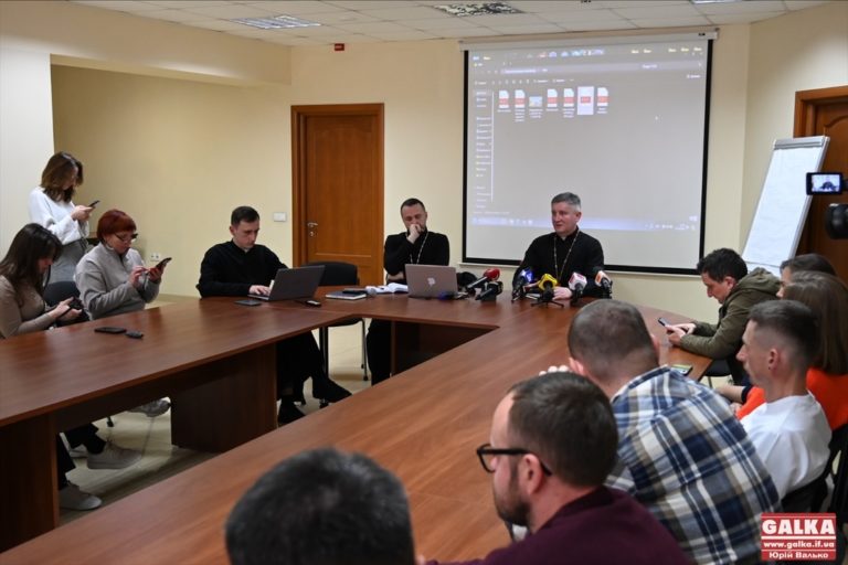 В УГКЦ підтвердили, що не будуватимуть у сквері біля озера, а хочуть поруч: активісти не схвалили (ФОТО)