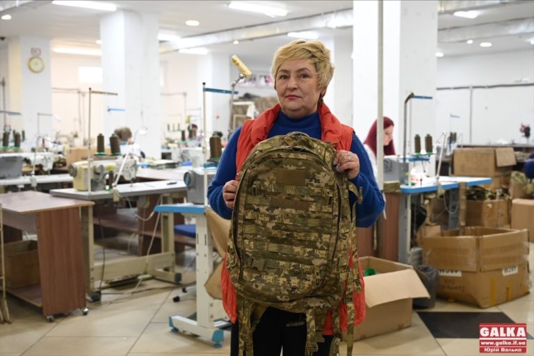 Рюкзаки, баули й куртки: на Надвірнянщині релоковане підприємство «Джавеліна» шиє амуніцію для ЗСУ (ФОТО)