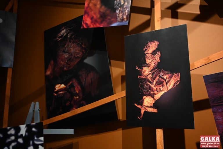 Була на межі знищення: у Франківську показали врятовану скульптуру “Ангел”, якій понад 200 років (ФОТО)