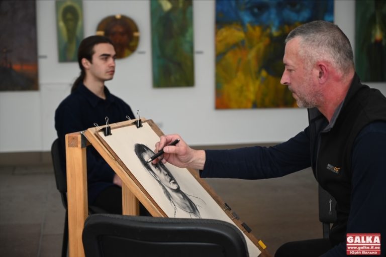 “Художники теж роблять свій вклад”: у Франківську малювали портрети за донати на ЗСУ (ФОТО)