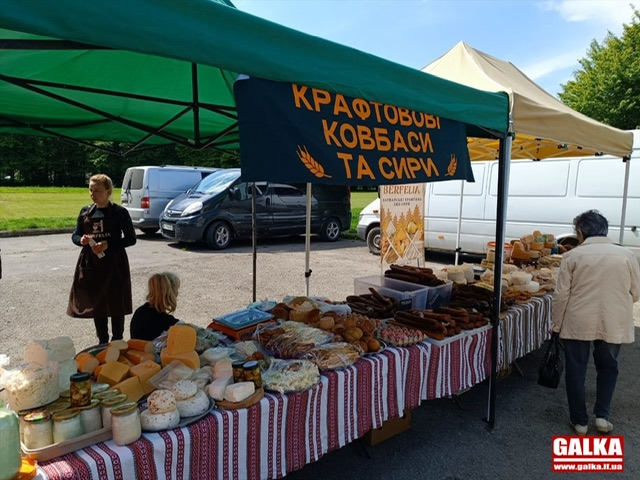 Продавців більше, ніж покупців: франківців запрошують підтримати місцевих виробників на ярмарку (ФОТОРЕПОРТАЖ)