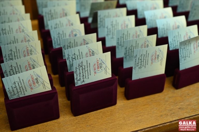 55 захисників із Франківської громади отримали відзнаки “За честь і звитягу” посмертно (ФОТО)