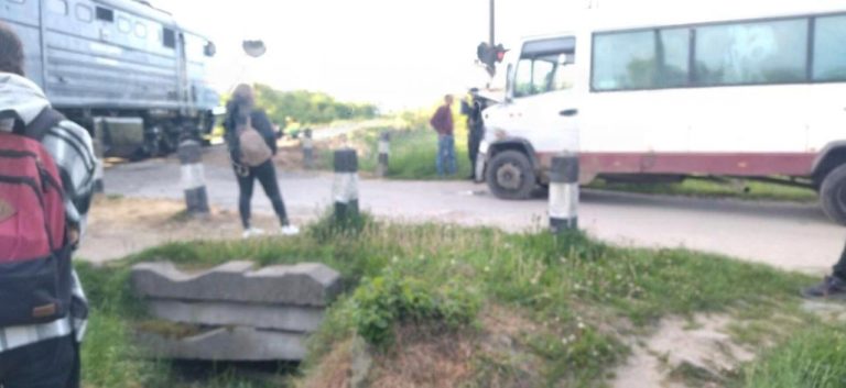 На Франківщині автобус врізався у потяг (ФОТО З МІСЦЯ)