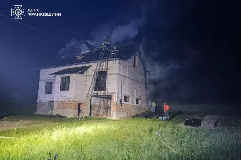 У Великдень на Долинщині горів будинок (ФОТО)